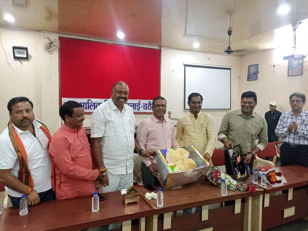 पूर्व कमिश्नर अजय त्रिपाठी का सम्मान पूर्व कमिश्नर अजय त्रिपाठी का सम्मान