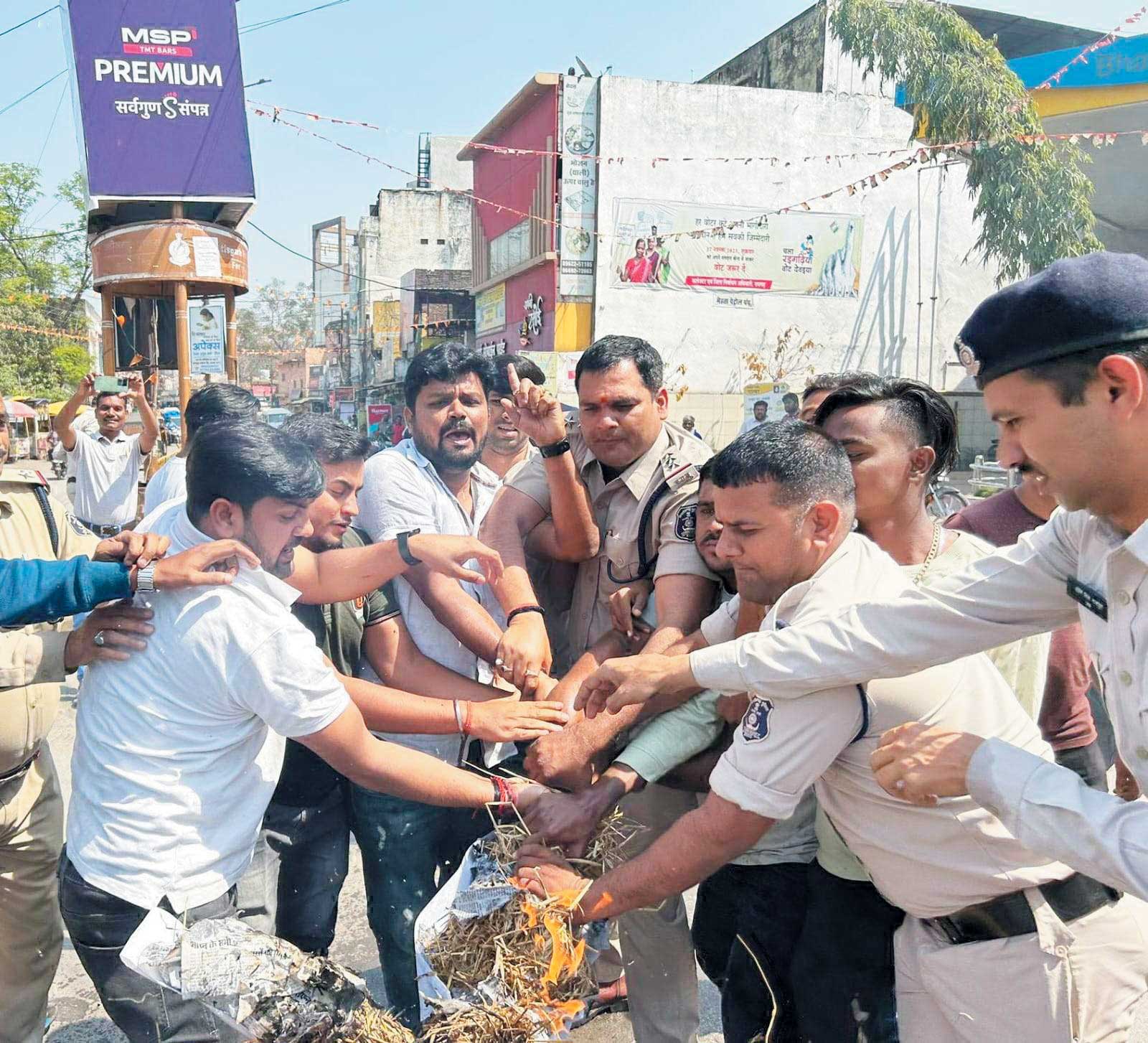 युवा कांग्रेस ने फूंका पुतला युवा कांग्रेस ने फूंका पुतला