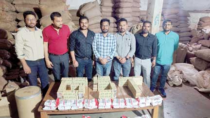 वाहन का पीछा कर अवैध गुटखा फैक्ट्री पहुंची टीम वाहन का पीछा कर अवैध गुटखा फैक्ट्री पहुंची टीम