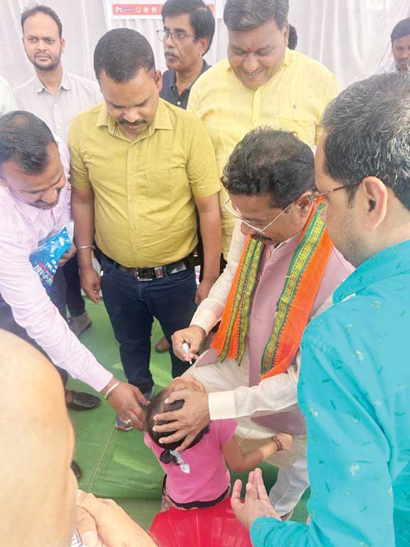 बच्चों को विधायक ने पिलाई पोलियो ड्रॉप