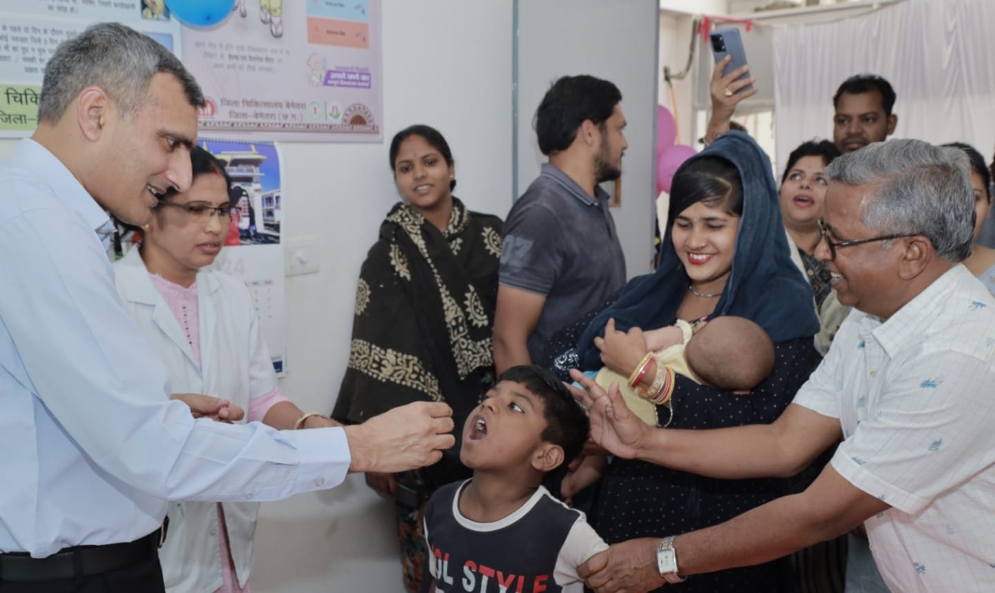 793 बूथों में बच्चों को दवा पिलाने पहुंचे अभिभावक
