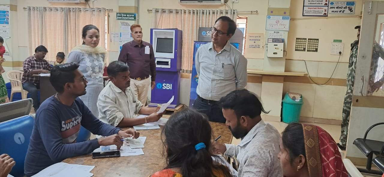 कलेक्टर ने बैंकों में आधार सीडिंग एवं डीबीटी कार्य का किया अवलोकन