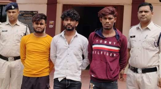 घर में घुसकर मारपीट, 3 गिरफ्तार