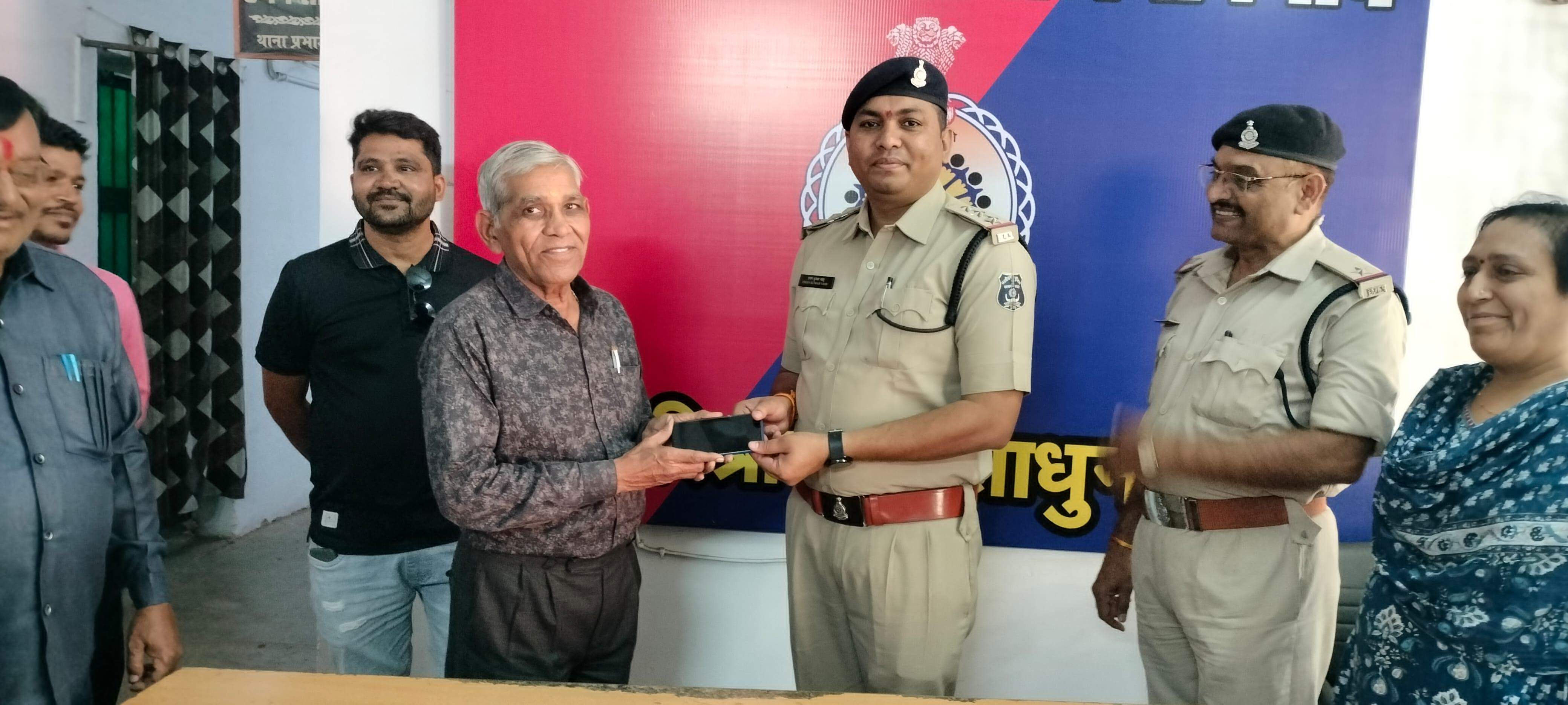 पौने चार लाख का मोबाइल  25 धारकों को लौटाया