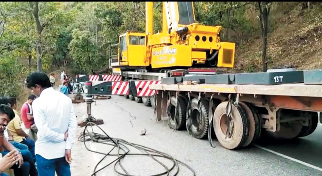 चिल्फी घाटी पर ट्रक पलटा, 7 घंटे में खुला जाम, आए दिन जाम से यात्रियों को हो रही है परेशानी चिल्फी घाटी पर ट्रक पलटा, 7 घंटे में खुला जाम, आए दिन जाम से यात्रियों को हो रही है परेशानी