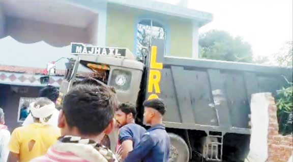 बेकाबू हाईवा मकान में घुसा, फंसे चालक को घंटों की मशक्कत से निकाला बेकाबू हाईवा मकान में घुसा, फंसे चालक को घंटों की मशक्कत से निकाला