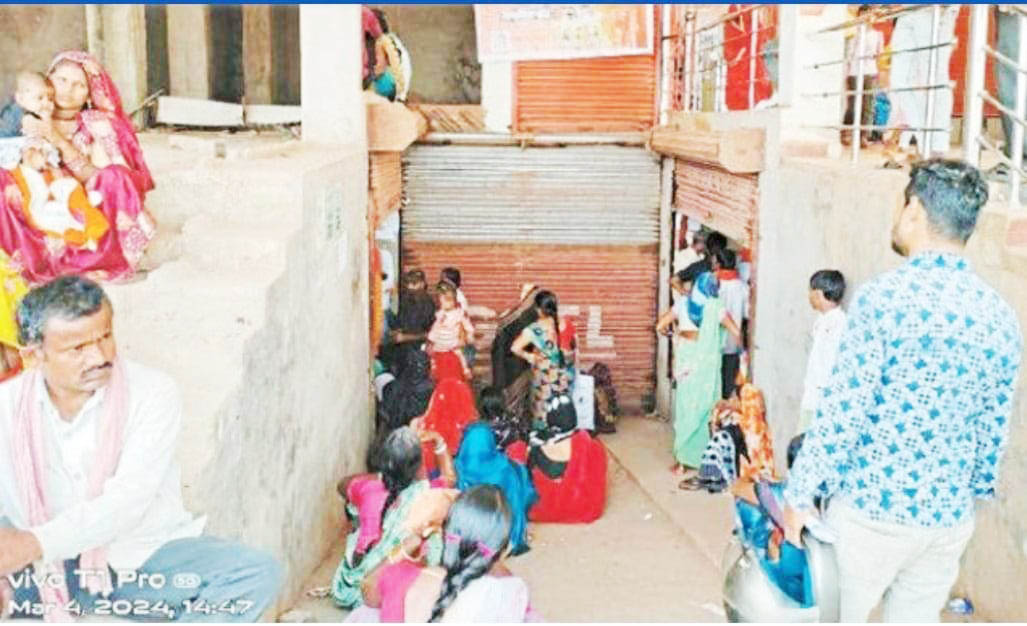 साढ़े 5 लाख से ज्यादा बैंक उपभोक्ता, एटीएम सिर्फ 75