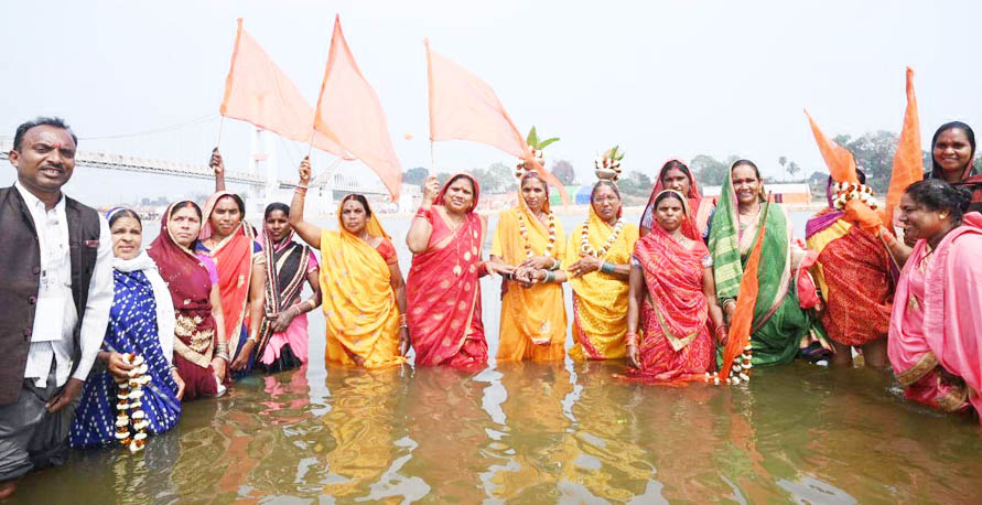 जानकी जयंती पर श्रद्धालुओं  ने लगाई डुबकी