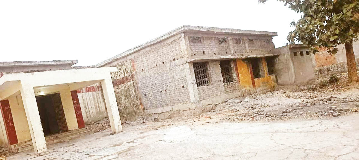 छात्रावास से सरिया, खिडक़ी, दरवाजे,  पंखे गायब, अफसर बेखबर