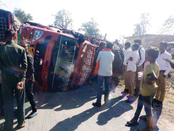 ट्रक अनियंत्रित होकर पलटा, ड्राइवर-हेल्पर ने कूदकर बचाई जान