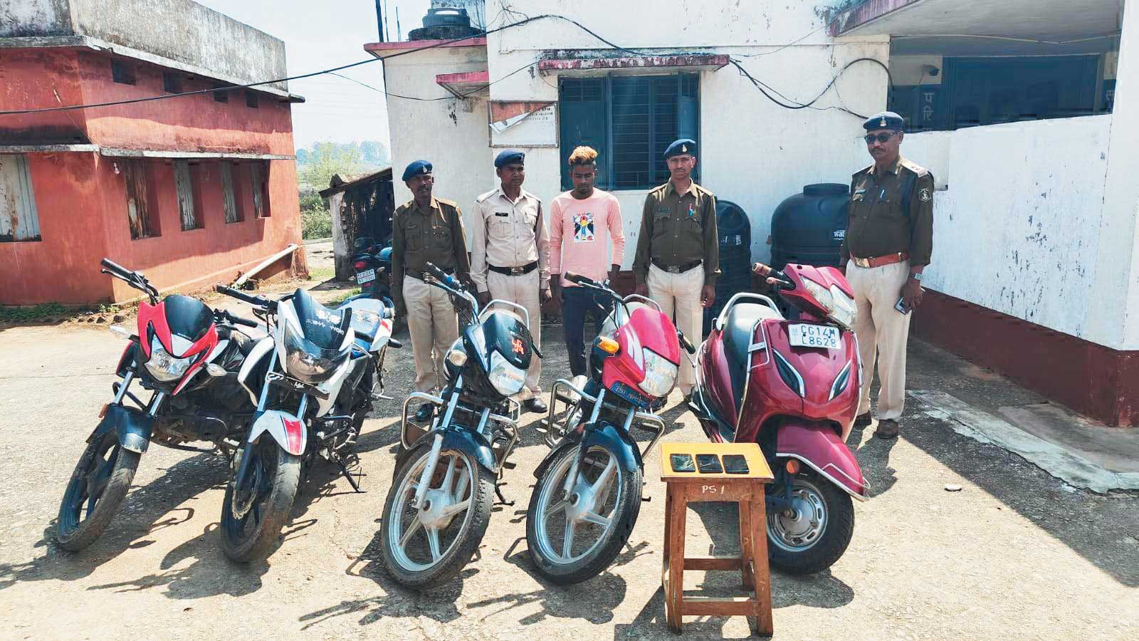 5 दुपहिया समेत चोरी का आरोपी गिरफ्तार