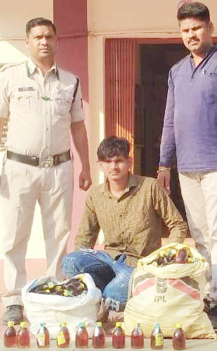 176 पौवा व बाइक संग आरोपी पकड़ाए 