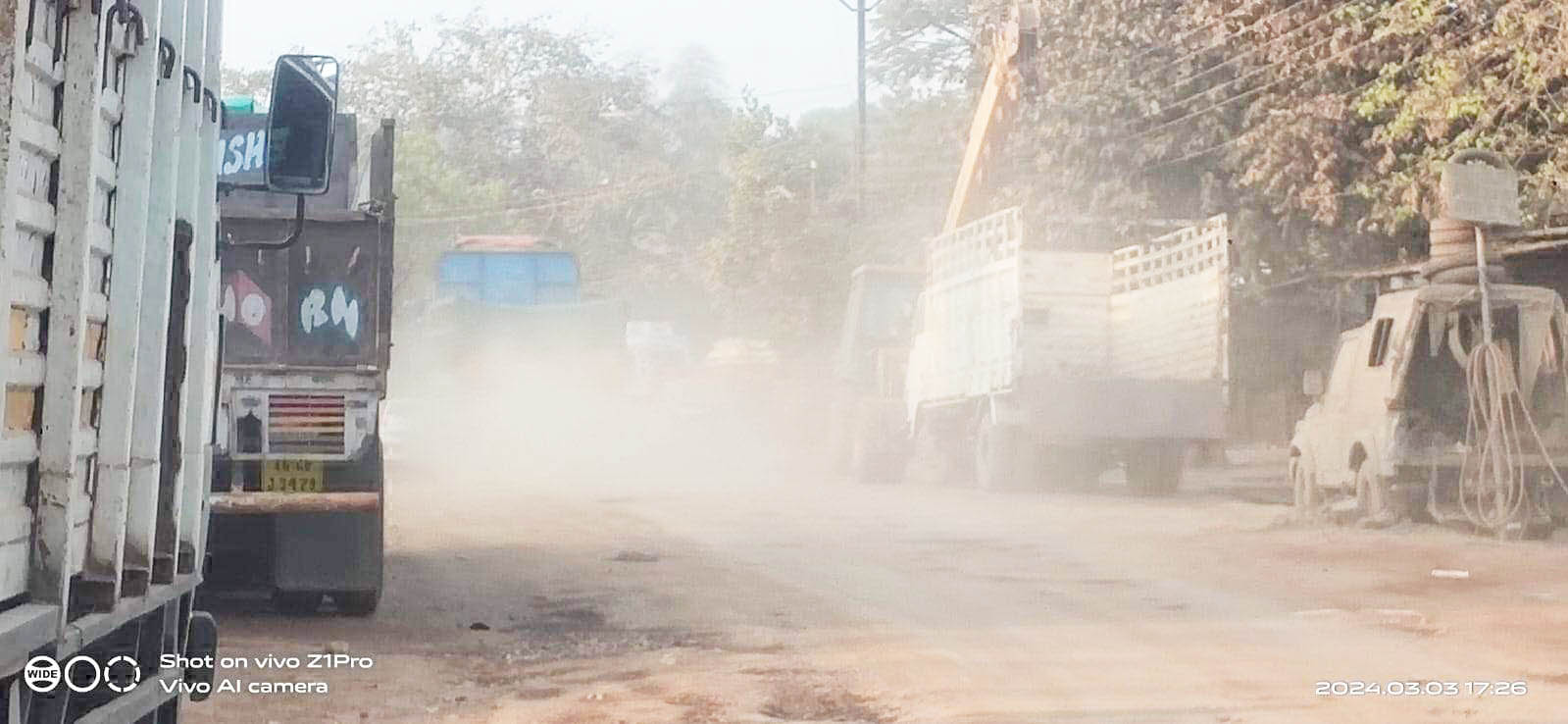 सडक़ बदहाल,गड्ढे ही गड्ढे, उड़ती धूल से परेशानी