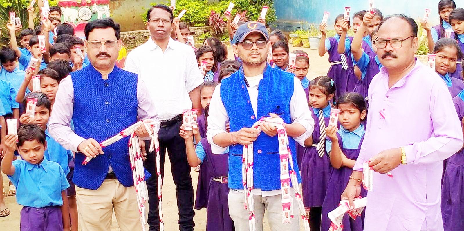 पोषक मिलेट्स बार का बच्चों में वितरण