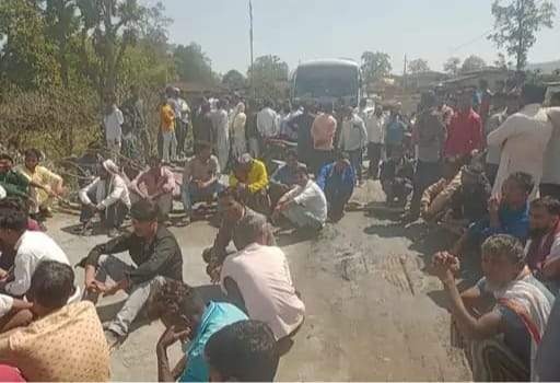 युवक की हत्या, जंगल में मिली लाश, लोगों का चक्काजाम