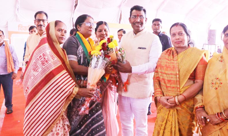 नारी शक्ति वंदन : पीएम ने समूह की महिलाओं से किया संवाद
