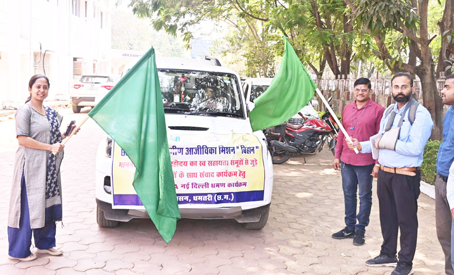 पीएम से मिलने दीदियां हुईं रवाना