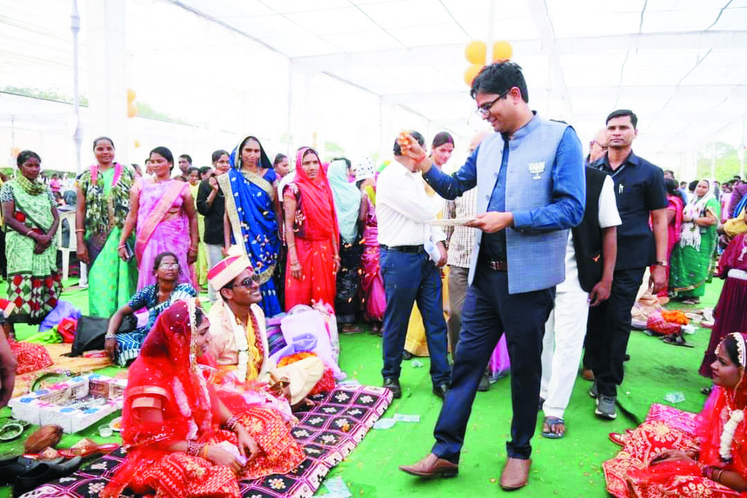 291 जोड़े बंधे परिणय सूत्र में, वित्त मंत्री ने दिया आशीर्वाद 291 जोड़े बंधे परिणय सूत्र में, वित्त मंत्री ने दिया आशीर्वाद