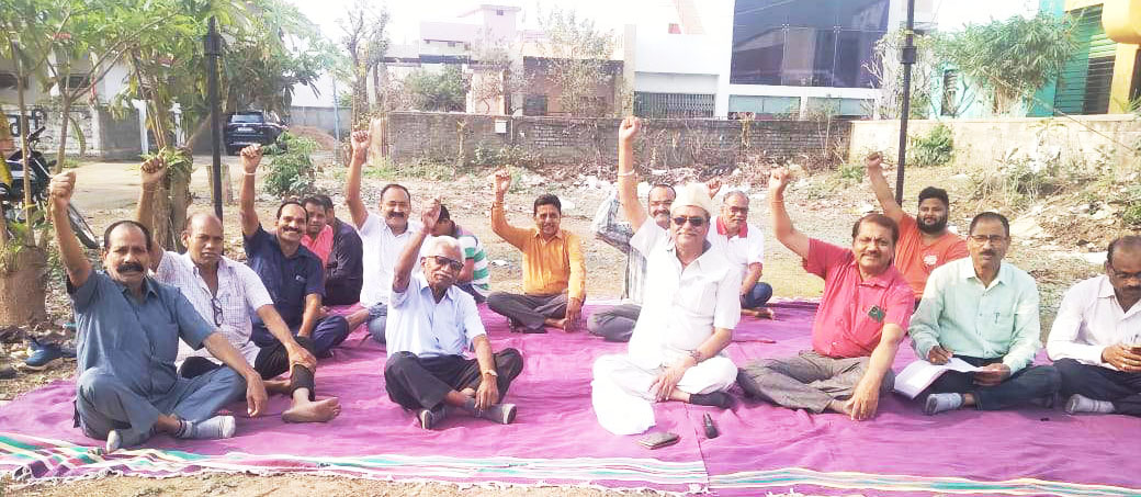 सीएमओ के आश्वासन पर हड़ताल समाप्त