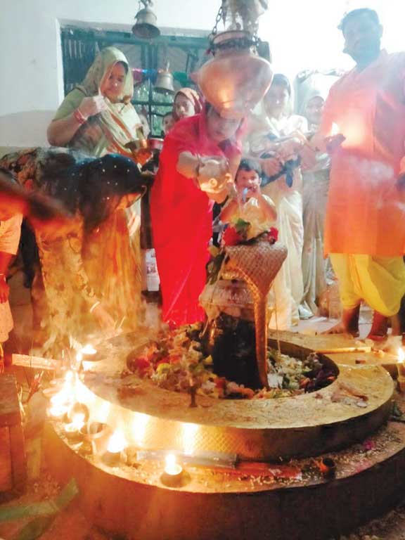 शिवालयों में गूंजा हर-हर महादेव