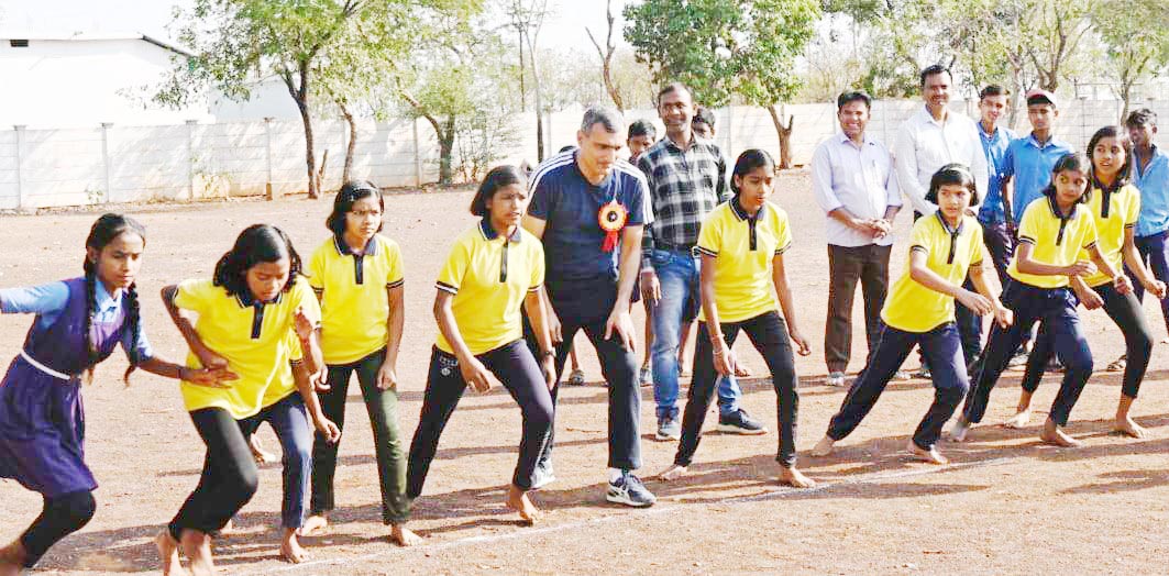 बच्चों संग दौड़ लगाकर  कलेक्टर ने बढ़ाया हौसला  