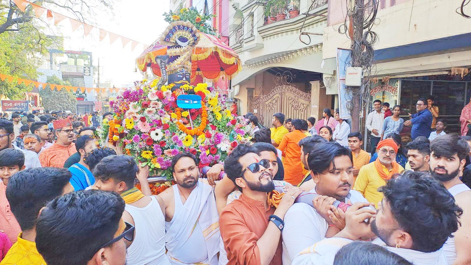 अघोरियों के साथ शहर में निकली चंद्रमौलेश्वर की यात्रा अघोरियों के साथ शहर में निकली चंद्रमौलेश्वर की यात्रा