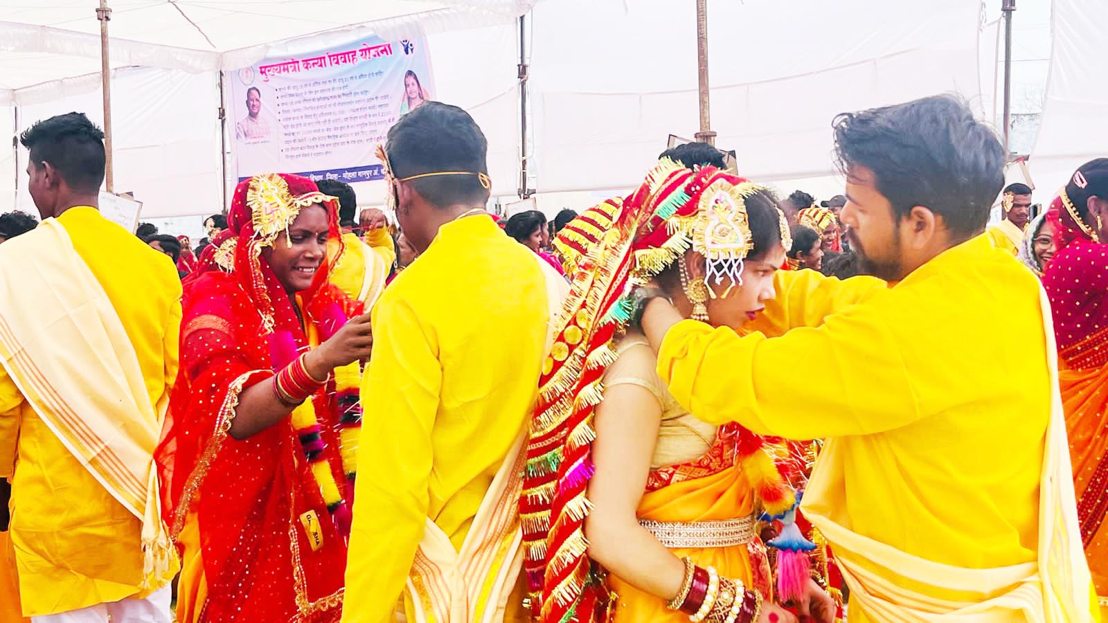 105 जोड़े बंधे परिणय सूत्र में विधायक मंडावी ने दिया आशीर्वाद 105 जोड़े बंधे परिणय सूत्र में विधायक मंडावी ने दिया आशीर्वाद