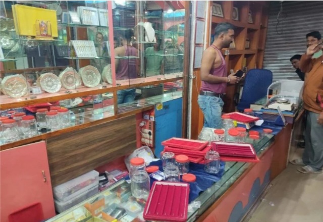 ज्वेलरी दुकान से 20 लाख के जेवर चोरी