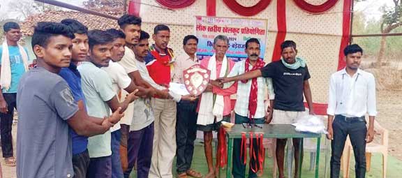 खेल स्पर्धा में युवक व युवतियों ने बढ़-चढक़र लिया हिस्सा खेल स्पर्धा में युवक व युवतियों ने बढ़-चढक़र लिया हिस्सा