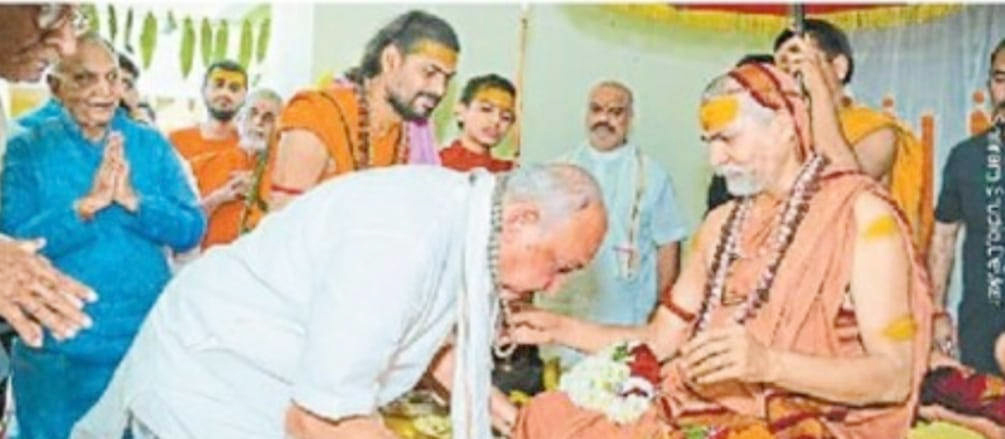 पूर्व मंत्री चौबे के घर पहुंचे शंकराचार्य, दिया उपदेश 