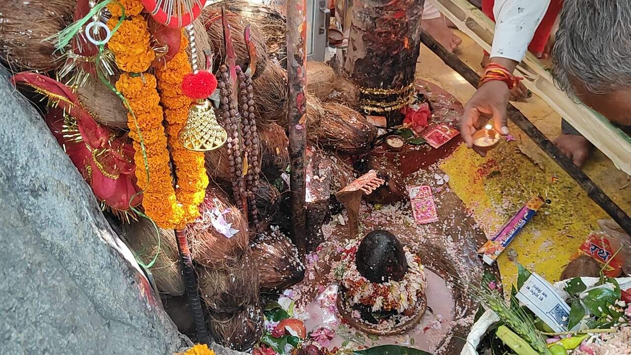 जंगल में पत्थरों के बीच विराजे भगवान  भोलेनाथ, भक्तों का लगा रहता है तांता