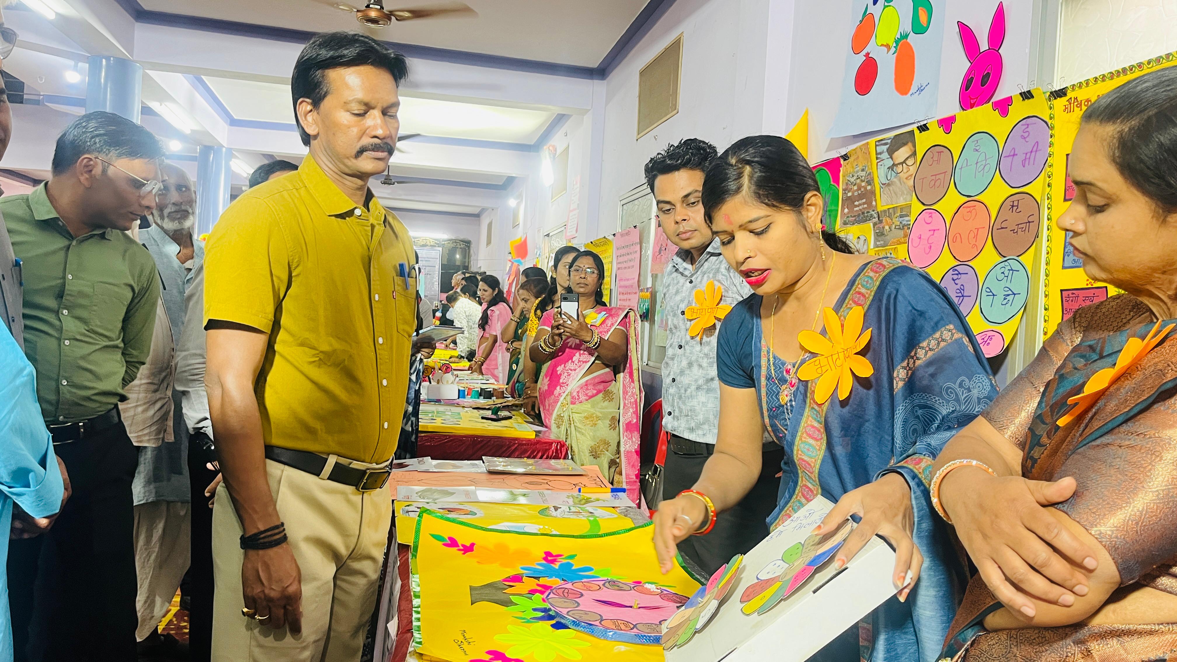 जिला स्तर एफएलएन महोत्सव, भाषा-गणित के 14 स्टॉल की प्रदर्शनी