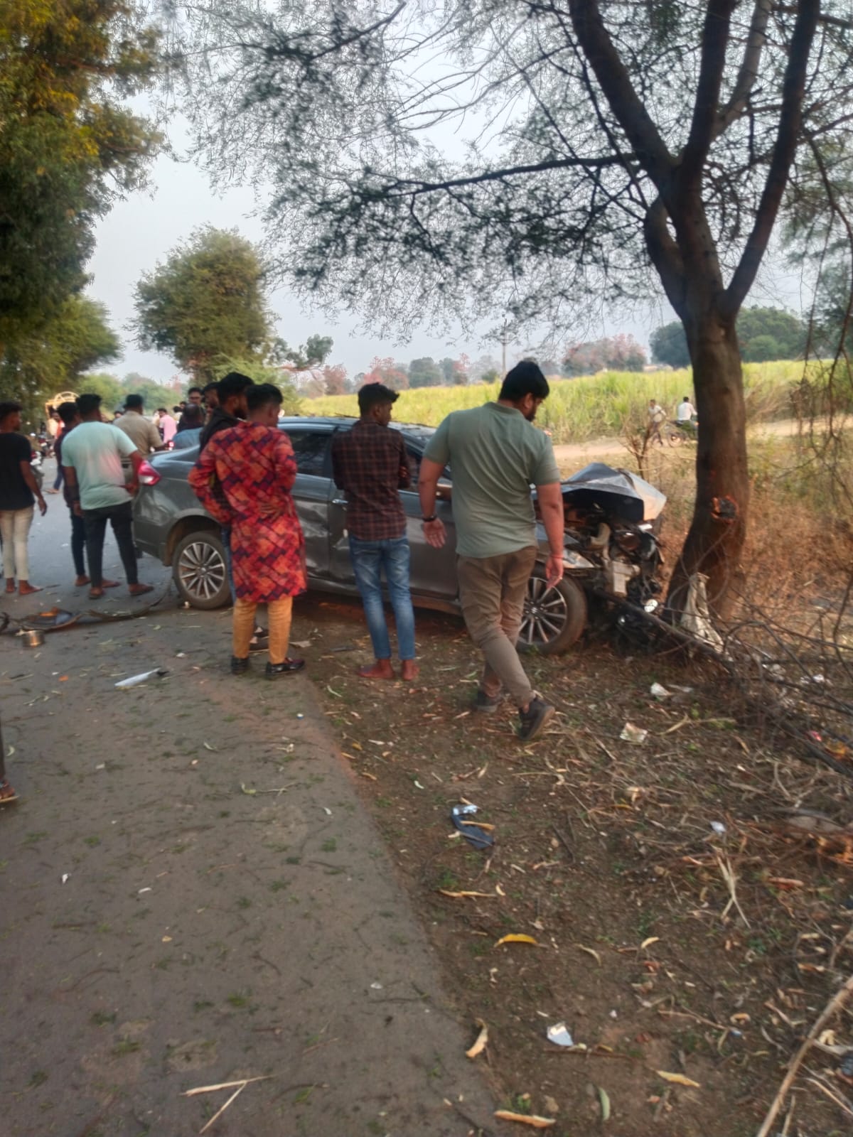 कार ने बाइक को मारी टक्कर, एक जख्मी कार ने बाइक को मारी टक्कर, एक जख्मी