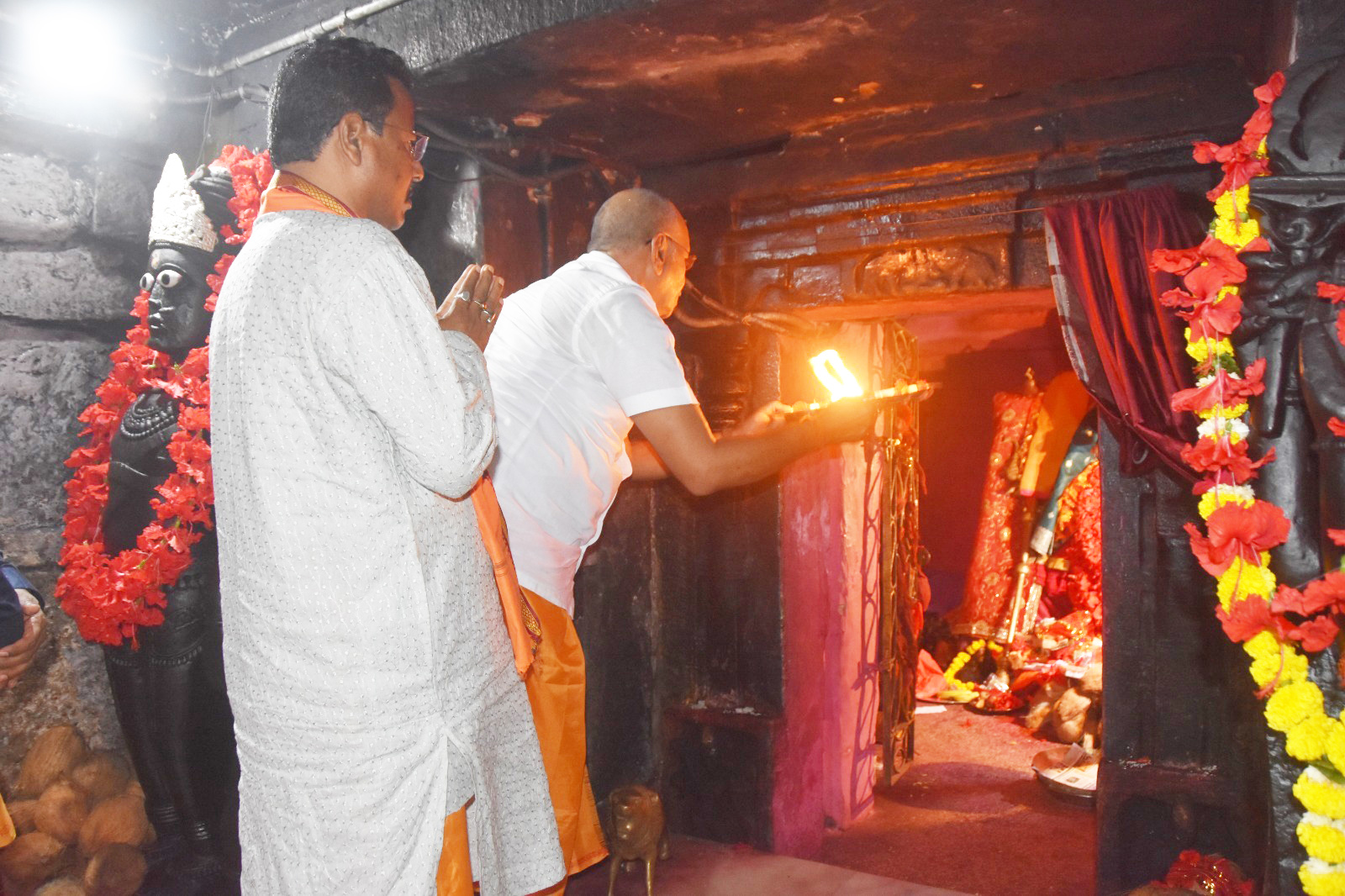 बृजमोहन ने की मां दंतेश्वरी की पूजा-अर्चना