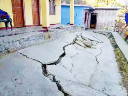 विस्फोट से घरों में दुबक जाते हैं ग्रामीण, धमाकों से दीवारों में दरारें