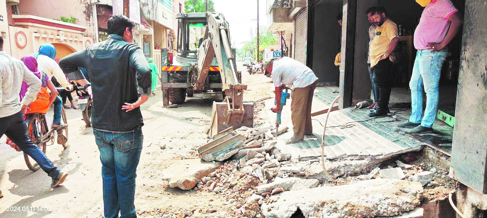 तुलसीपुर क्षेत्र में नालियों से अतिक्रमण हटाए तुलसीपुर क्षेत्र में नालियों से अतिक्रमण हटाए