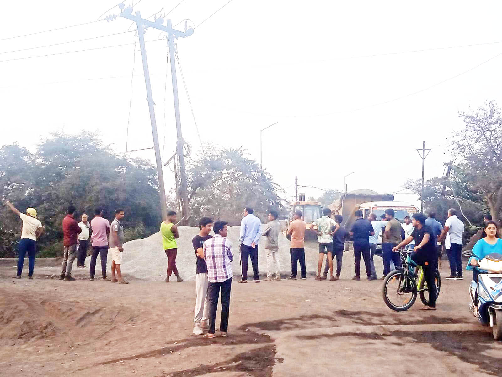 स्कूल के पास ट्रेलर पलटा, घंटों लगा जाम स्कूल के पास ट्रेलर पलटा, घंटों लगा जाम