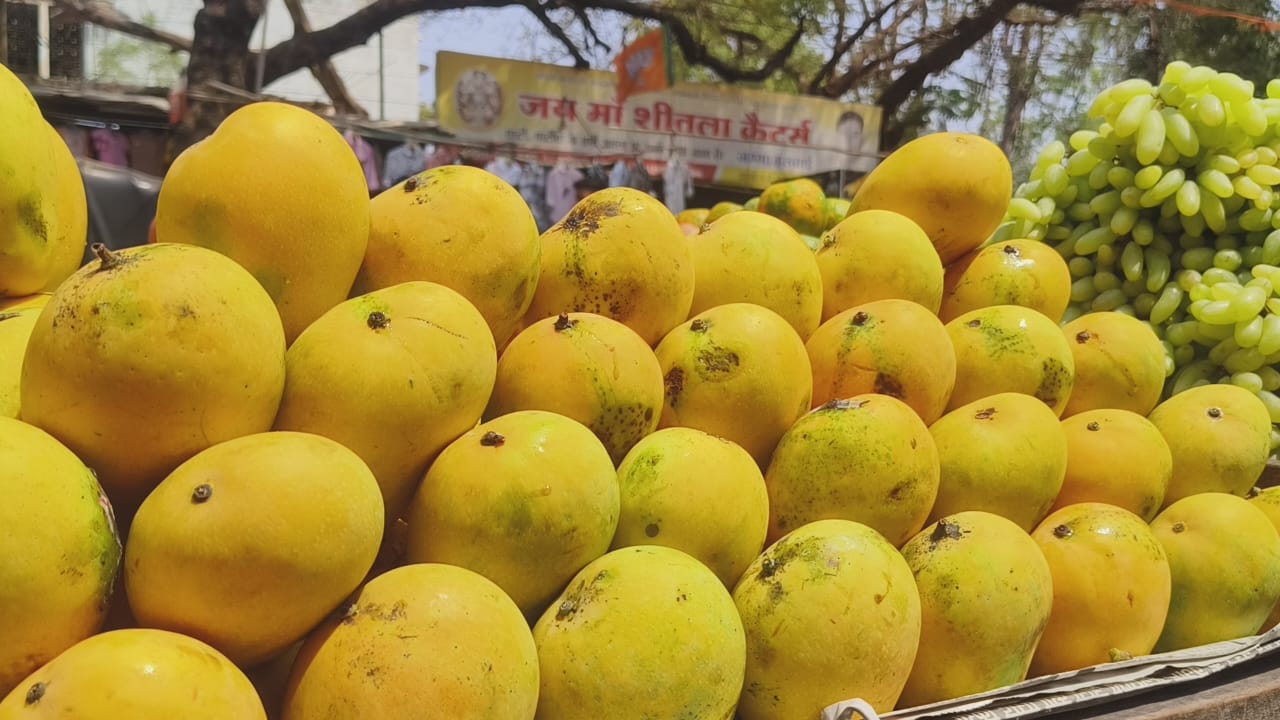 आम इंसान की पहुंच से दूर फलों का राजा आम