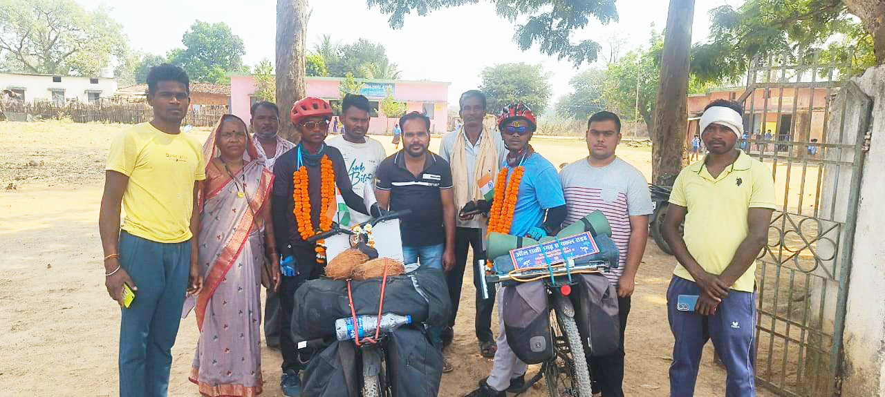 सायकल राइडर योगेश मरकाम ऑल छत्तीसगढ़ राईड कर धमतरी पहुंचा