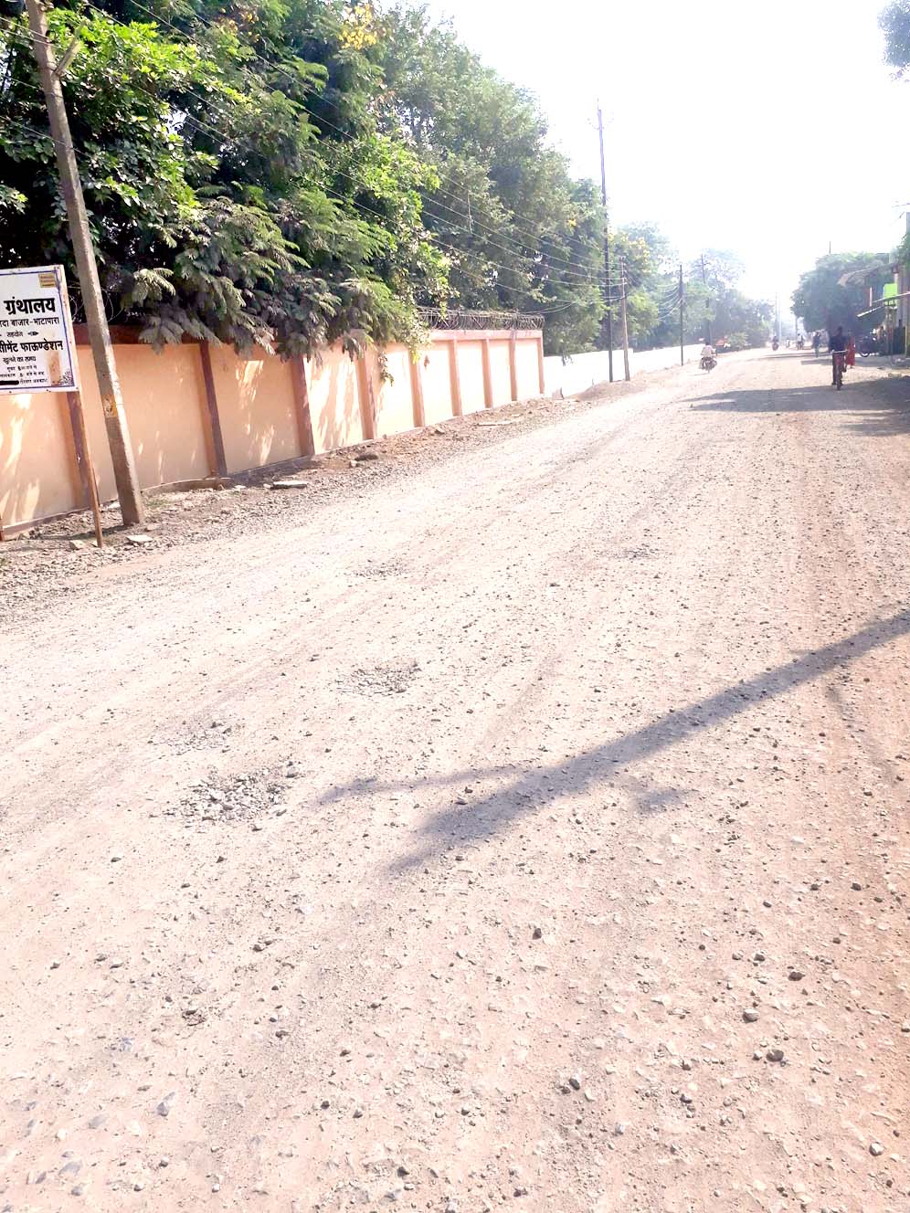 सडक़ निर्माण धीमी गति से, धूल के गुबार से हो रही परेशानी