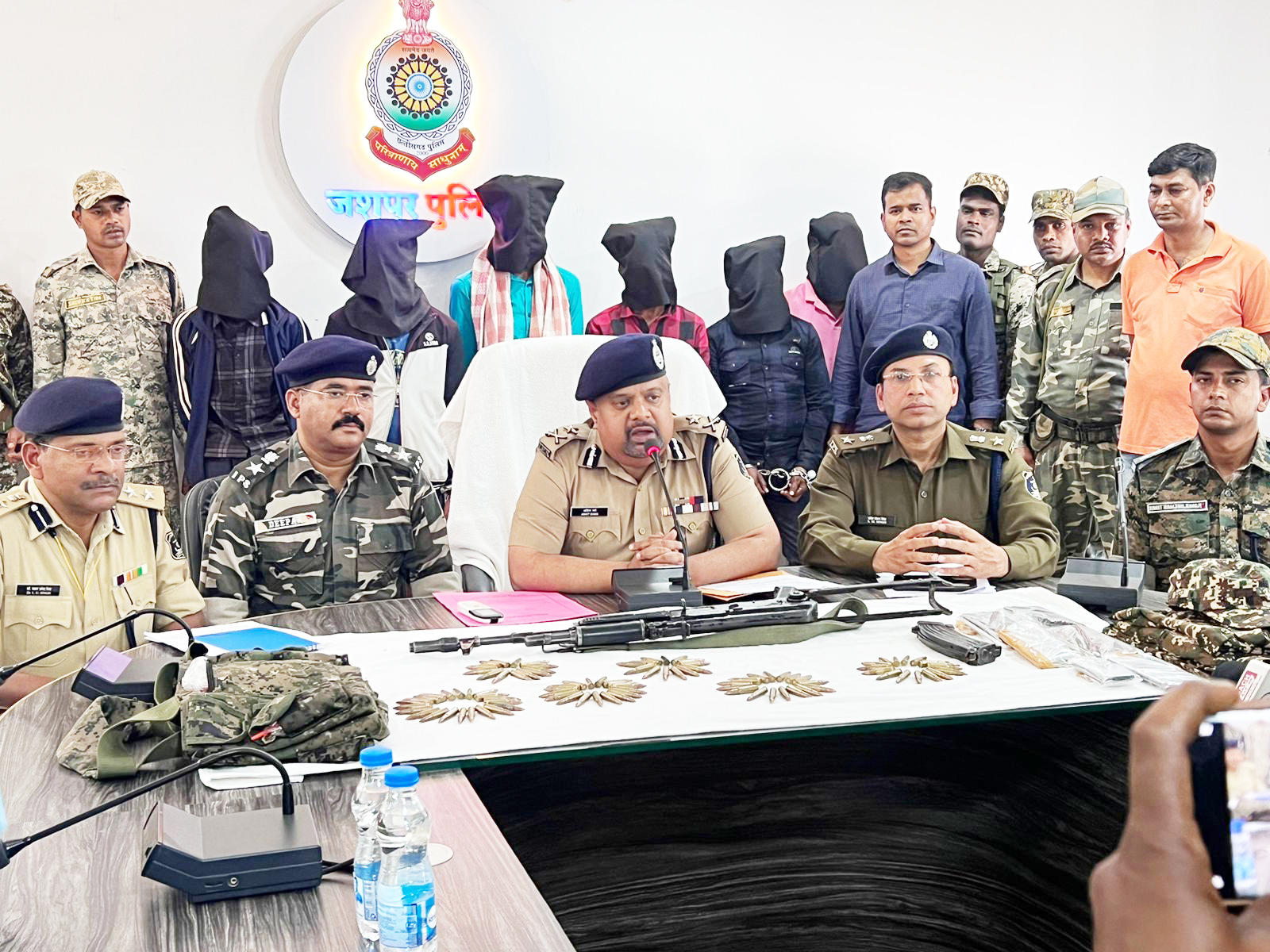 हथियार संग एरिया कमांडर समेत 6 नक्सली गिरफ्तार