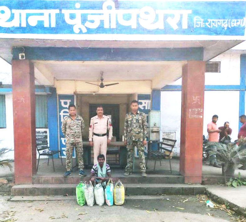 जंगल के रास्ते पैदल शराब परिवहन, आरोपी गिरफ्तार जंगल के रास्ते पैदल शराब परिवहन, आरोपी गिरफ्तार