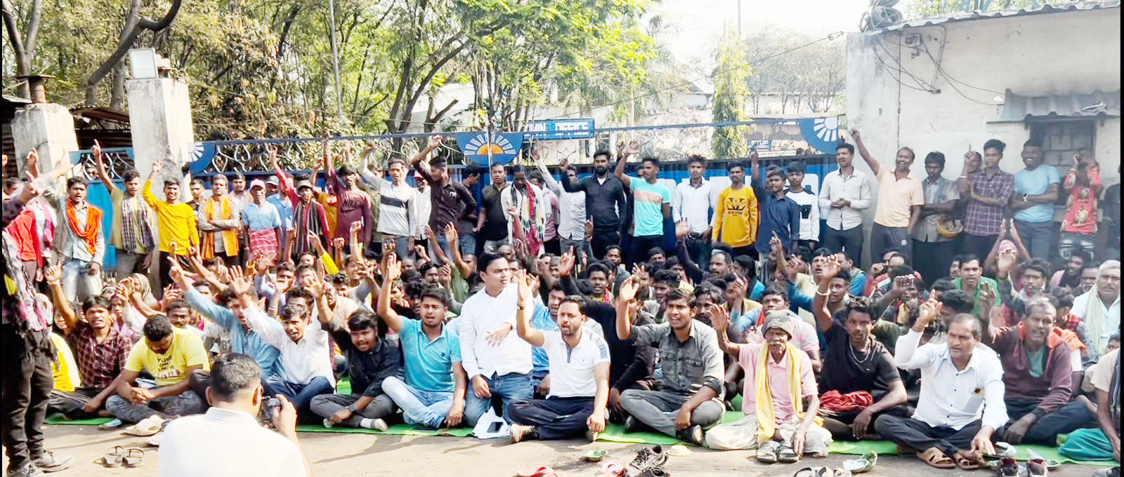 मांगों पर सन स्टील में तालाबंदी कर प्रदर्शन मांगों पर सन स्टील में तालाबंदी कर प्रदर्शन