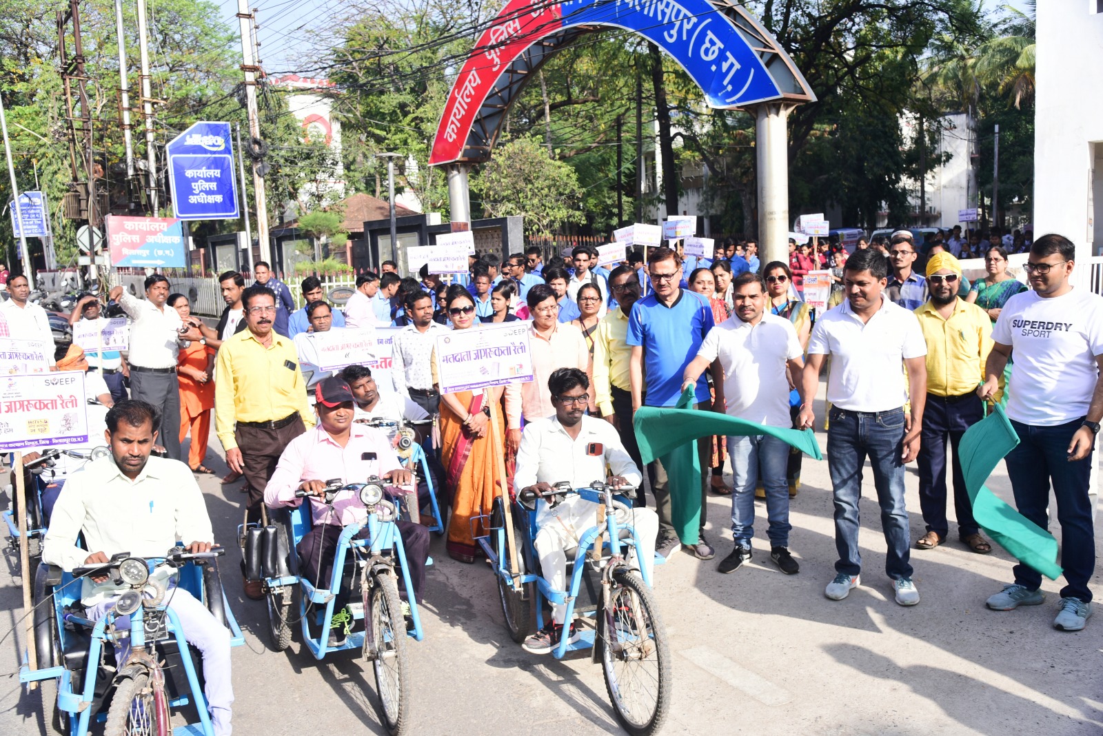 मतदान की प्रेरणा देने दिव्यांगों ने निकाली रैली