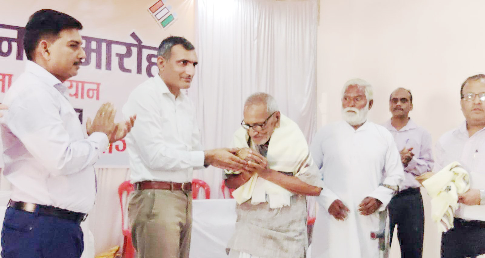 दिव्यांग-बुजुर्ग मतदाताओं से डमी ईवीएम में कराया मतदान