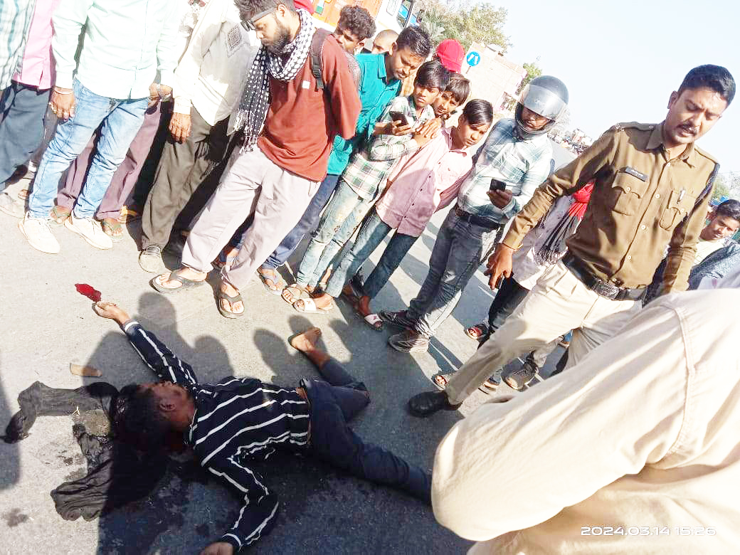 ट्रक की चपेट में बाइक सवार की मौत ट्रक की चपेट में बाइक सवार की मौत