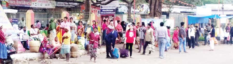 यात्री प्रतीक्षालय-शौचालय नहीं, खुले आसमान के नीचे बसों का इंतजार