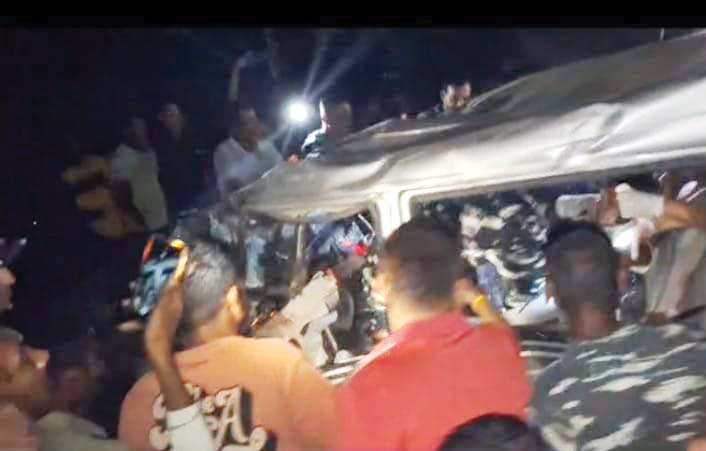 खड़ी बस में बोलेरो जा घुसी, छह घायल खड़ी बस में बोलेरो जा घुसी, छह घायल