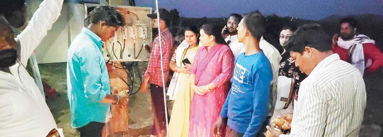 आजादी के बाद पहली बार पहुंची बिजली महापौर ने जनप्रतिनिधियों संग किया शुभारंभ