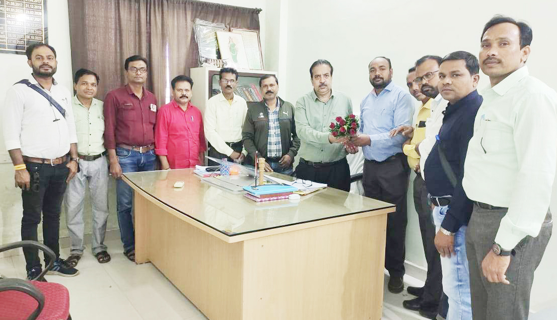 डीईओ से मिले टीचर्स एसो. के प्रतिनिधि